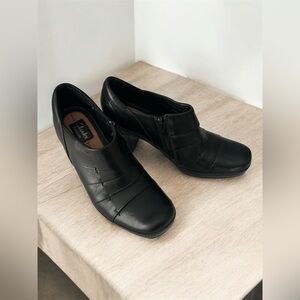 Clarks Artisan Women's Black Leather Mules, size 7.5 N